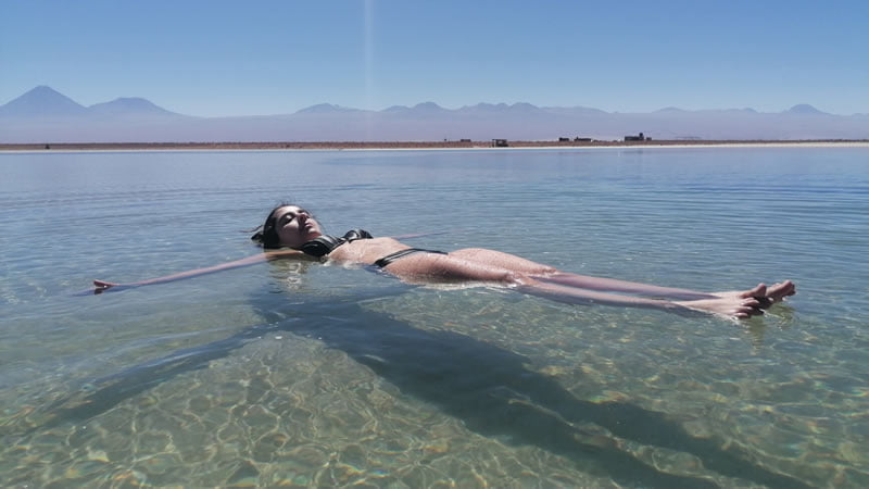 Flotando en la laguna piedra